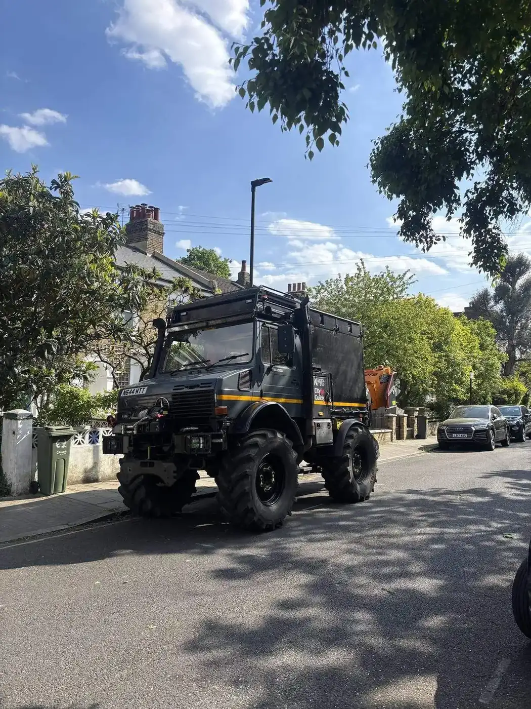 Unimog 1600 on London residential street